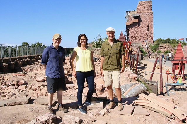 Bild: Dr. Robert Knechtel, Antje Hochwind-Schneider Stiftungsvorsitzende und Landr&auml;tin und Grabungsleiter Dr. Holger Gr&ouml;nwald