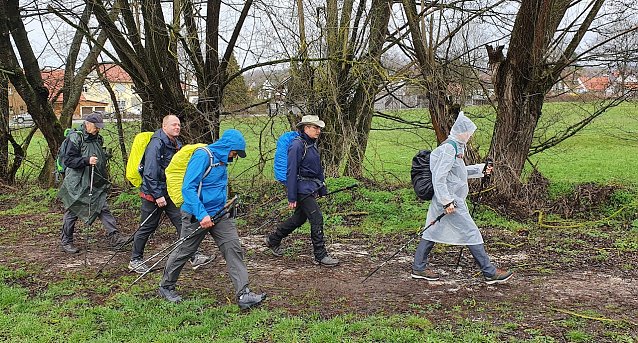 Bild: Wie hier, Anfang April 2023, geht es bei der Jubil&auml;umstour 50. S&uuml;dharz-Hunderter auch 2024 wieder von Bad Sachsa nach Sangerhausen &uuml;ber 100 Kilometer nonstop auf dem Karstwanderweg. 2023 regnete es fast w&auml;hrend der gesamten Wanderung. Der 47. S&uuml;dharz-Hunderter ging als Schlamm-Hunderter in die rund 20-j&auml;hrige Geschichte der Veranstaltung ein.