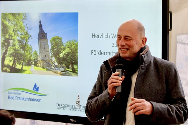 Bild: Im Januar 2022 &uuml;bergab Minister Tiefensee einen F&ouml;rdermittelbescheid an die Stadt Bad Frankenhausen f&uuml;r die touristische Erschlie&szlig;ung des Schiefen Turms