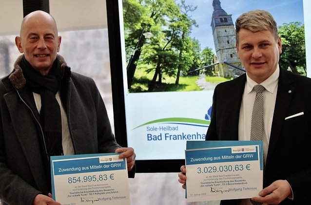 Bild: Im Januar 2022 &uuml;bergab Minister Tiefensee (Foto links) einen F&ouml;rdermittelbescheid an die Stadt Bad Frankenhausen f&uuml;r die touristische Erschlie&szlig;ung des Schiefen Turms an den B&uuml;rgermeister der Stadt Bad Frankenhausen, Matthias Strejc (Foto rechts)