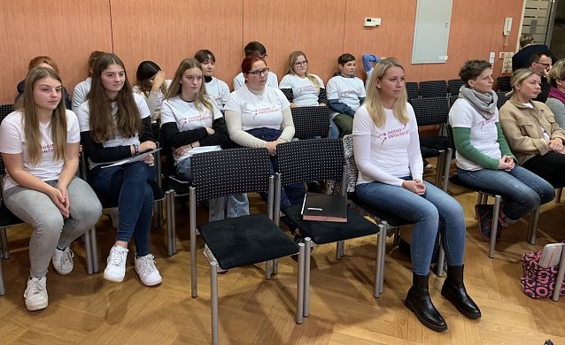Bild: Die Teilnehmerinnen und Teilnehmer des Beteiligungsprojekts Jugend entscheidet" am 2.12.2022 in der 29.Stadtratssitzung 
