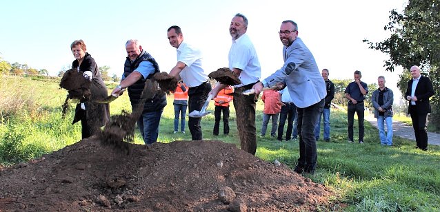 Bild: Beim Spatenstich in Bendeleben (vlnr): Prof. Ute B&uuml;chner (Projektmanagement), Dietmar Koch (Ortsteil-B&uuml;rgermeister Steinthaleben), Knut Hoffmann (B&uuml;rgermeister Gemeinde Bendeleben), Mario Merten (Ortsteil-B&uuml;rgermeister Rottleben), Rene Pfeifer (Ortsteil-B&uuml;rgermeister Bendeleben)