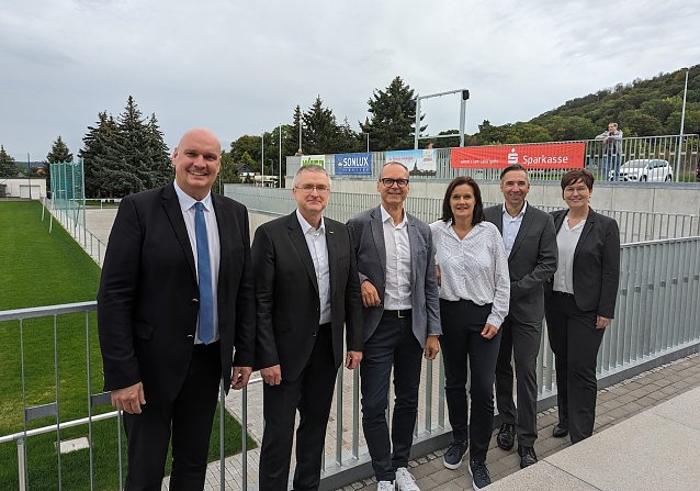 Bild: B&uuml;rgermeister Steffen Grimm (li.) mit den Sponsoren, die bei der Finanzierung zum Umbau des Sportzentrums ma&szlig;geblich unterst&uuml;tzt haben: Mario Topf von SONLUX (2.v.li.), Klaus Halbfas von WAGO (3.v.li), Landr&auml;tin Antje Hochwind-Schneider (3.v.re.) sowie Ren&eacute; Leipnitz (2.v.re.) und Sindy Ritzke (rechts) von der Kyffh&auml;usersparkasse