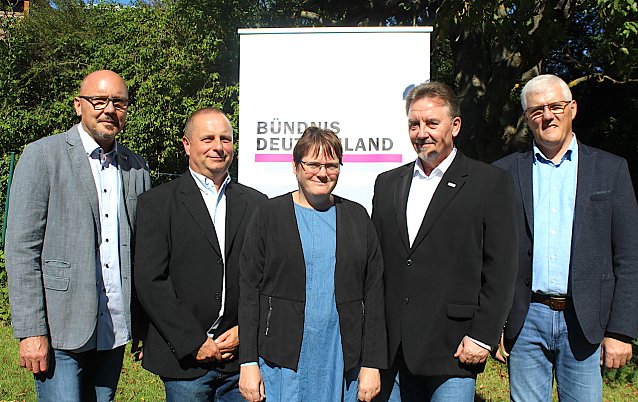 Bild: Der Landesvorstand Th&uuml;ringen von B&uuml;ndnis Deutschland. V.l.n.r.: J&uuml;rgen Krausse, Michel Kubig, Claudia Schiffer, Oliver Franke und Andreas Lesti (es fehlt Doreen Martin).