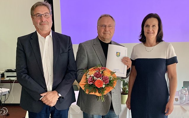 Bild: J&uuml;rgen Rauschenbach (Gr&uuml;ne) Bild Mitte- wurde zum Zweiten Beigeordneten gew&auml;hlt. Landr&auml;tin Antje-Hochwind-Schneidser (SPD); Raimund Scheja - Erste Beigeordneter (CDU) linke im Bild
