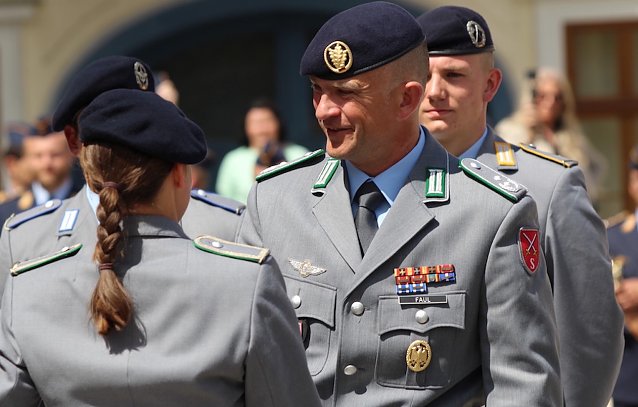 Bild: Oberstleutnant Daniel Faul bei der Rekrutenvereidigung auf dem Sondersh&auml;user Marktplatz am 25. Mai 2022