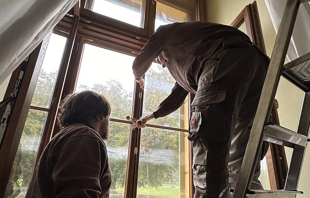 Bild: Mitarbeiter der Tischlerei Schmidt aus Olbersleben beim Einbau neuer Fenster in Schloss Sondershausen