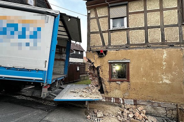Bild: Bizarrer LKW-UNfall in Holzthaleben