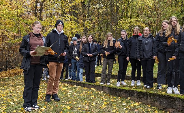 Bild: Anni Peller (links) und Paul Lenni Koch (2.v.li.) von der Regelschule am Franzberg in Sondershausen ehrten gemeinsam mit ihren Mitsch&uuml;lern die Toten der Reichspogromnacht von 1938 in Form einer au&szlig;ergew&ouml;hnlichen Zeremonie