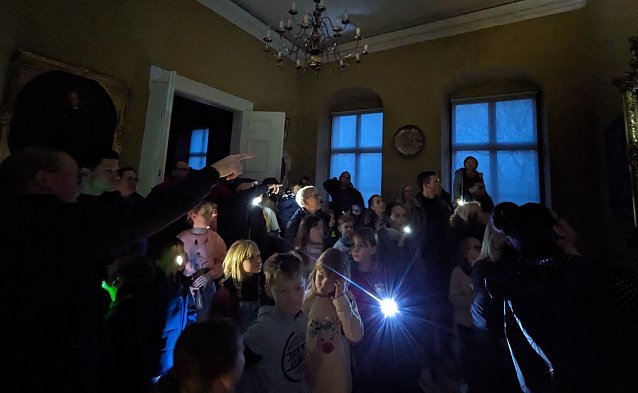 Bild: Bei der M&auml;rchentaschenlampenf&uuml;hrung gehen Kinder auf Erkundungstour durch das Schlossmuseum und erfahren spannende Geschichten.