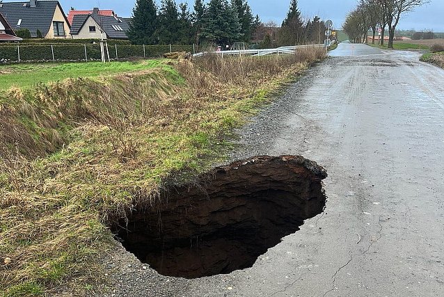 Bild: Erdfall auf einem Wirtschaftsweg in Ichstedt (Kyffh&auml;userkreis)