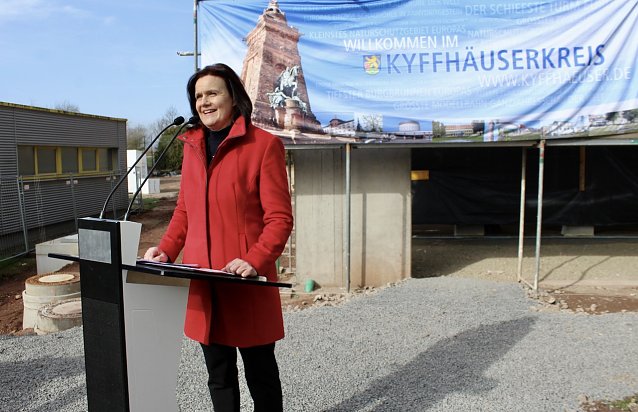 Bild: Landr&auml;tin des Kyffh&auml;userkreises, Antje Hochwind-Schneider beim Richtfest f&uuml;r den Anbau zum Berufsschulcampus des Staatlichen Berufsschulzentrums II im Kyffh&auml;userkreis in Sondershausen