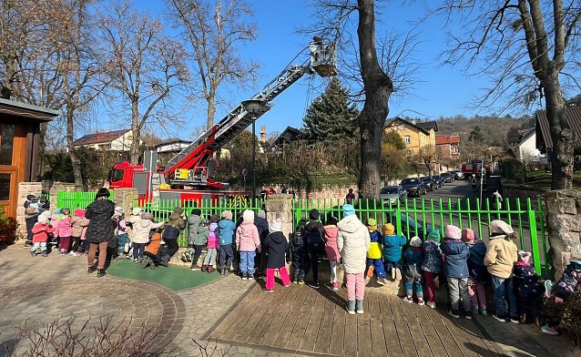 Bild: Feuerwehrm&auml;nner der H&ouml;henrettung Erfurt, verkleidet als Spiderman, &uuml;berraschen die KInder der Kindervilla in Bad Frankenhausen. Diese hatte 100 Euro f&uuml;r ein krebskrankes Kind gesammelt.