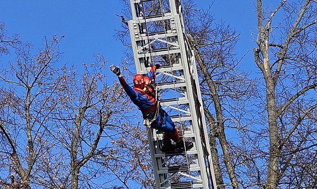 Bild: Feuerwehrm&auml;nner der H&ouml;henrettung Erfurt, verkleidet als Spiderman, &uuml;berraschen die KInder der Kindervilla in Bad Frankenhausen. Diese hatte 100 Euro f&uuml;r ein krebskrankes Kind gesammelt.