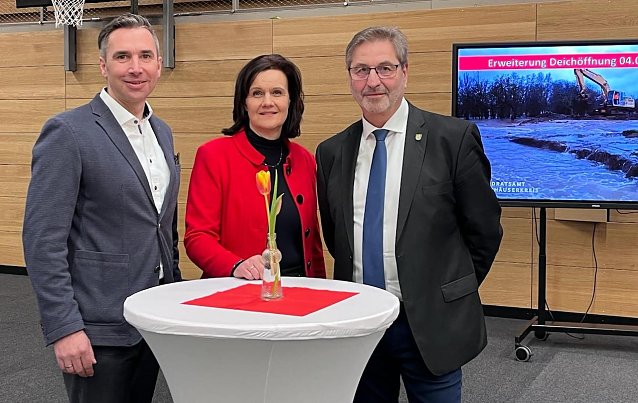 Bild: Danksagungsveranstaltung f&uuml;r die Einsatzkr&auml;fte des Helme-Hochwassers. v.l.n.re Vorstandsvorsitzende der Kyffh&auml;usersparkasse, Ren&eacute; Leipnitz; Landr&auml;tin des Kyffh&auml;userkreises Antje Hochwind-Schneider; Raimund Scheja