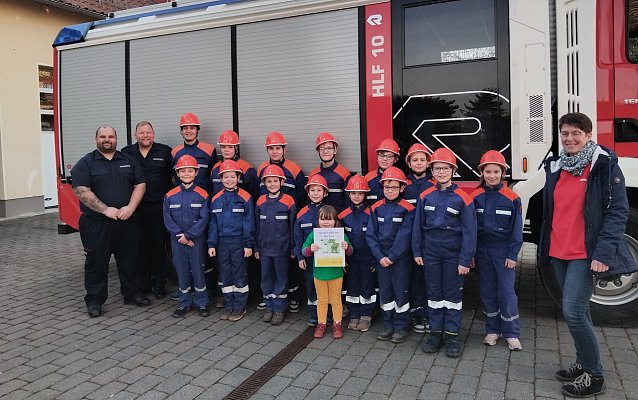 Bild: Fl&ouml;he Livia Klei&szlig; und Christiane Bracke &uuml;berreichen die Spendensumme an den Nachwuchs der Freiwilligen Feuerwehr Artern