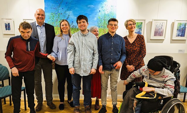 Bild: B&uuml;rgermeister Steffen Grimm (2.v.li.), Dr. Carolin Sch&auml;fer (3.v.li.), Astrid Faber (3.v.re.) und Mareen Biedermann (rechts) mit den K&uuml;nstlern der Sonderausstellung Bunt ist unsere Lieblingsfarbe.  