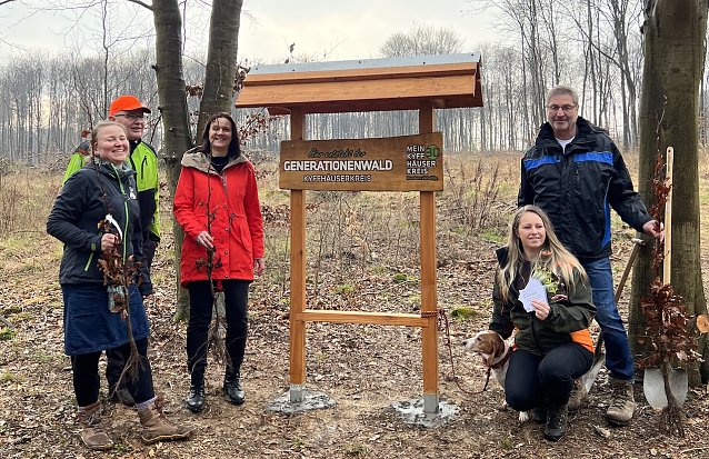 Bild: Pflanzprojekt zur Aufforstung der W&auml;lder im Kyffh&auml;userkreis Foto: 3.v.l. Landr&auml;tin Antje Hochwind-Schneider