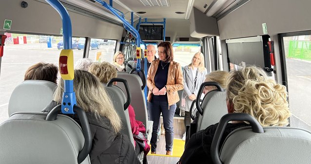 Bild: Landr&auml;tin Antje Hochwind-Schneider in einem der Rufbusse