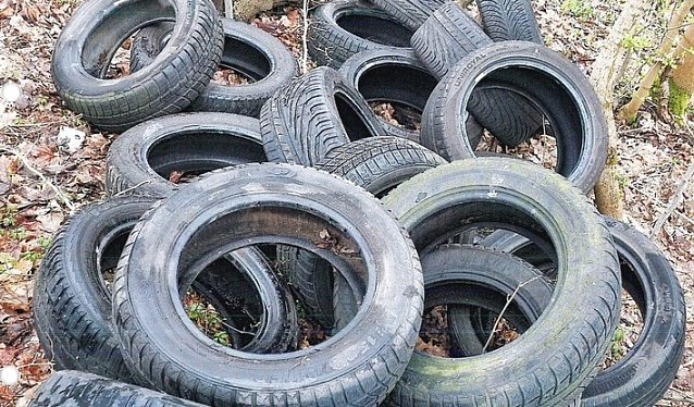 Bild: Entsorgte Reifen bei Helbed&uuml;ndorf