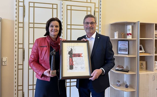 Bild: Landr&auml;tin Hochwind-Schneider erhielt Ehrenb&uuml;rgerschaftsurkunde aus Rum&auml;nien