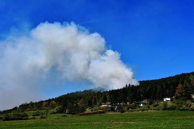 Bild: Wenn die Rauchs&auml;ule derart hoch steht, ist ein Waldbrand zwar deutlich erkennbar, aber weit fortgeschritten. Ein neu entwickelter Gassensor soll hingegen schon Schwelgase identifizieren