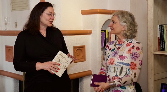 Bild: Gastgeberin Heike Hofmann-Lauer (l.) und die Kuratorin Almut Shulamit Bruckstein
