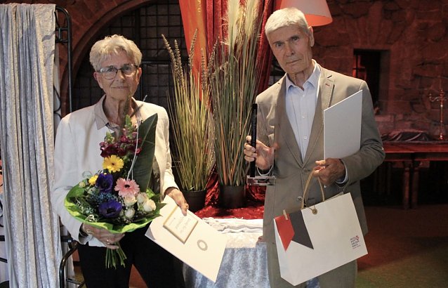 Bild: Barbara Ritsch und Dr. Eberhard Ritsch erhalten den Ehrenamtspreis f&uuml;r ihre langj&auml;hrige Arbeit f&uuml;r den "Wei&szlig;en Ring"