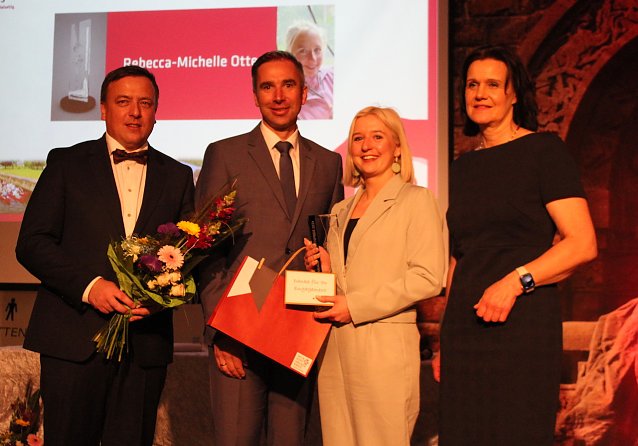 Bild: Rebecca-Michelle Otte (2.v.re) erh&auml;lt den Ehrenamtspreis f&uuml;r ihre Arbeit in Verein "Kickstarterraudis Gro&szlig;enehrich"