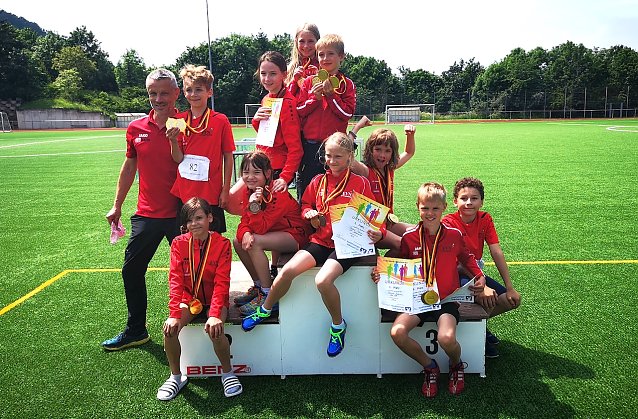 Bild: HSG Nordhausen Trainer Alf Schiek und seine Sch&uuml;tzlinge bei der  Mini-WM der Leichtathleten in Sondershausen