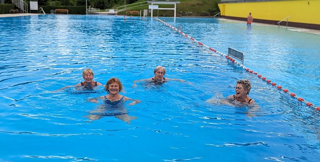 Bild: Mutige Schwimmerinnen beim Anbaden im "Bergbad Sonnenblick" in Sondershausen