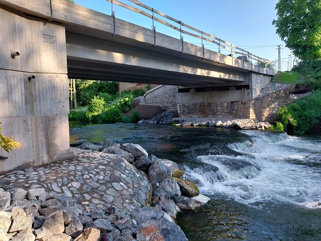 Bild: Seitenansicht der Steingrabenbr&uuml;cke in Clingen