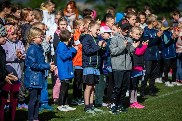 Bild: Kinder verabschieden ihren Trainer Uwe R&uuml;diger auf dem Sportplatz in Bad Frankenhausen