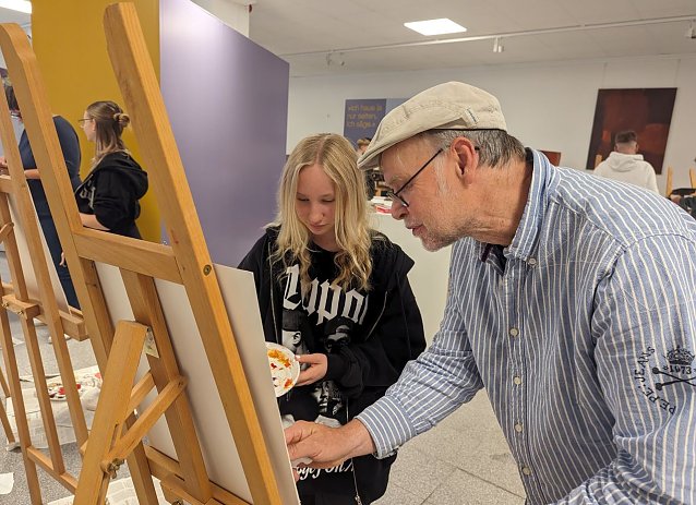 Bild: Kunstp&auml;dagoge Martin Jahn (rechts) leitete die Sch&uuml;ler der Klasse 7a an und verhalf zu einzigartigen Kunstwerken.
