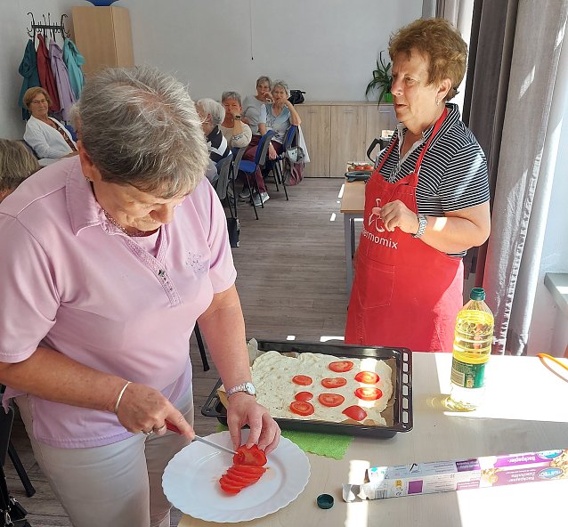 Bild: Kochen im Seniorentreff Jecha