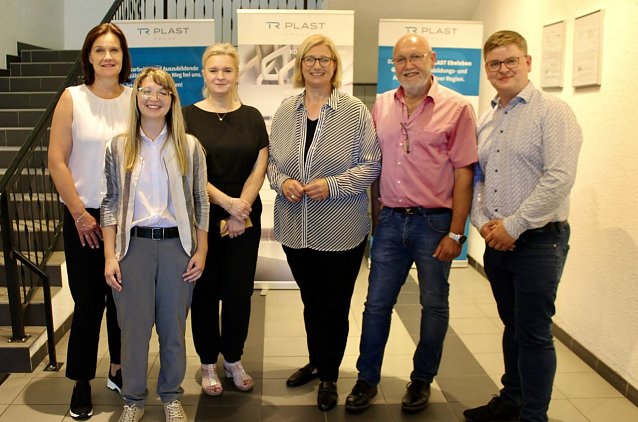 Bild: v.li.n.re. Landr&auml;tin Antje Hochwind-Schneider (SPD); Alexandra Wallroth (SPD); Anja Daniel (stellvertretende Betriebsleiterin); Ministerpr&auml;sidentin des Saarlandes; Frau Anke Rehlinger (SPD); Klaus Reizammer; Sascha Schwerdt. 