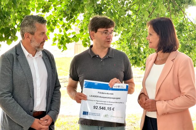 Bild: Der Vereinsvorsitzende der Regionalen Aktionsgruppen RAG Unstrut-Hainich und RAG Kyffh&auml;user, erhielt LEADER-F&ouml;rderurkunde von Thomas Ahke (li.) und Antje Hochwind-Schneider (re.).