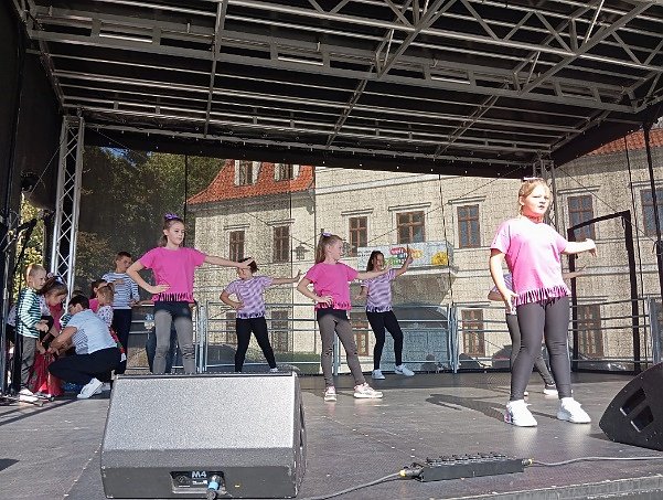 Bild: Tanzgruppe Barbariski beim Kinderfestival in Sondershausen