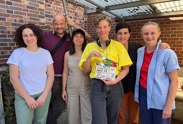 Bild: Regisseurin Luise Donschen, sowie Kamerafrau Helena Wittmann, Hautdarstellerin Gerti Drassl mit den Produzenten 