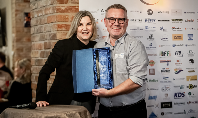 Bild: Laudatorin Ricarda Adam und Unternehmer des Jahres 2024 Niels B&ouml;er