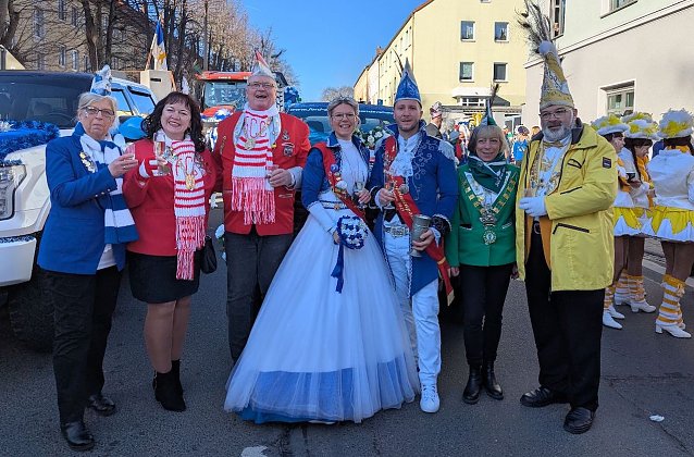 Bild: Die Vereinspr&auml;sidentinnen und -pr&auml;sidenten Antje Kerst, BCV Blau-Wei&szlig; Beberanien (li.), Mirko Threbank und Susanne Beck (2.u.3.v.li.), FCC Rot-Wei&szlig; Gro&szlig;furra, Tina K&auml;stner (2.v.re), SCC Gr&uuml;n-Wei&szlig; Sondershausen und Dirk Hempel (re.) vom SCC Gelb-Wei&szlig; Stockhausen zusammen mit dem Landesprinzenpaar, Prinzessin Inken I. und Prinz Stephan I..