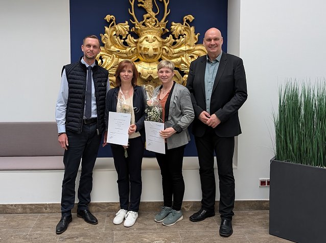 Bild: Yvonne Haase (2.v.li.) &uuml;bernimmt ab sofort die Position der Gleichstellungsbeauftragten der Stadt Sondershausen und l&ouml;st damit Christin Nowak (2.v.re.) ab. B&uuml;rgermeister Steffen Grimm (re.) und Verwaltungsleiter Stefan Aschenbrenner (li.) gratulierten und dankten beiden Mitarbeiterinnen f&uuml;r ihr Engagement.