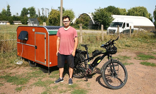 Bild: Unterwegs mit dem Fahrrad-Wohnwagen
