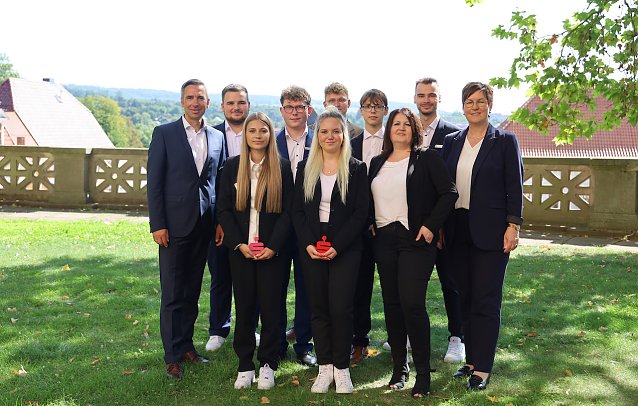 Bild: Vorstandsvorsitzenden der Kyffh&auml;usersparkasse Ren&eacute; Leipnitz  (li. 2. Reihe), dem Vorstandsmitglied Sindy Ritzke (vorne rechts), Personalreferentin Frau Deubner (2. von re. Vorne) und der Personalreferentin Franziska Deubner