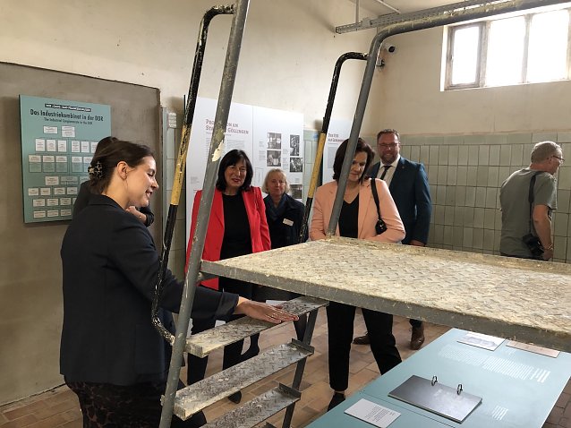 Bild: Kuratorin Iris Palzer (li.vorne) erl&auml;utert die neue Dauerausstellung, Landr&auml;tin Antje Hochwind-Schneider (re. vorne)