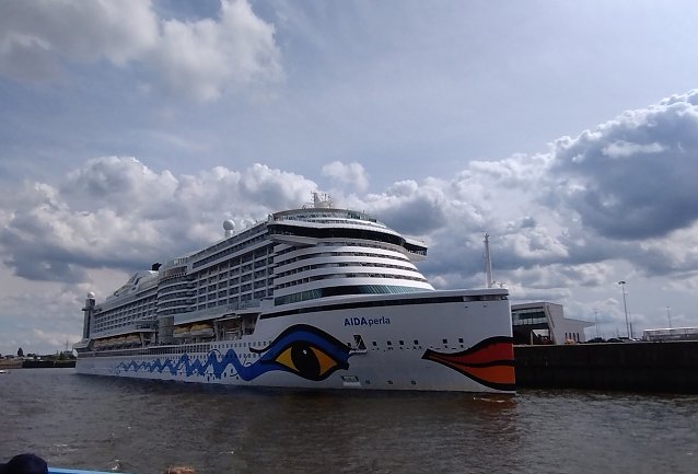 Bild: D. Rolling: AIDAperla auf der Elbe bei der Elbeinsel Krautsand Richtung Nordsee