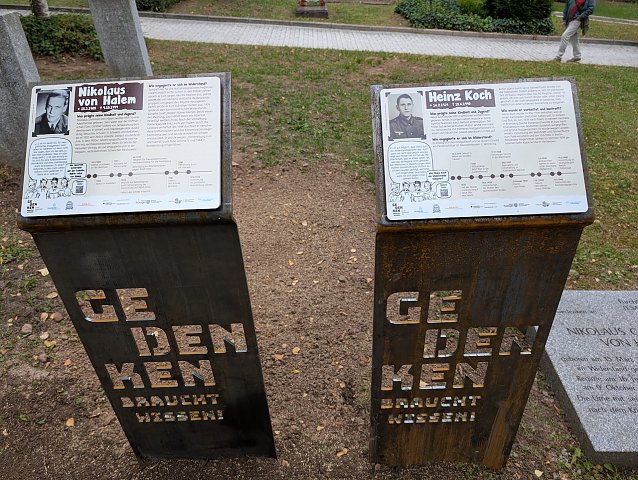 Bild: F&uuml;r die Sondersh&auml;user NS-Opfer Heinz Koch und Nikolaus von Halem wurden auf dem Ehrenhain neue Informationstafeln &uuml;ber ihr Leben und Wirken erstellt