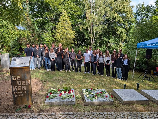 Bild: Gemeinsam gedachten die Sch&uuml;ler des Geschichtsprojektes mit Besuchern der Gedenkfeier Heinz Koch und Nikolaus von Halem.