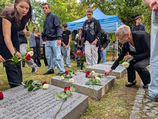 Bild: Die Sch&uuml;ler der 9. Klasse des Geschwister-Scholl-Gymnasiums beeindruckten mit der Pr&auml;sentation zum Projekt Gedenken braucht Wissen.