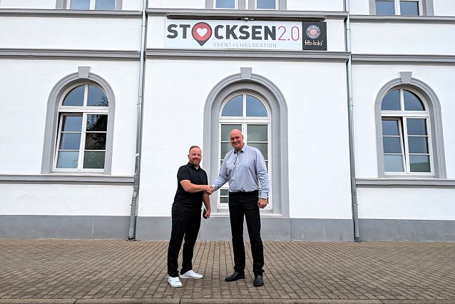 Bild: Fabian Fromm (li.) unterzeichnete mit B&uuml;rgermeister Steffen Grimm (re.) den Erbbaurechtsvertrag f&uuml;r das Klulbhaus Stocksen.